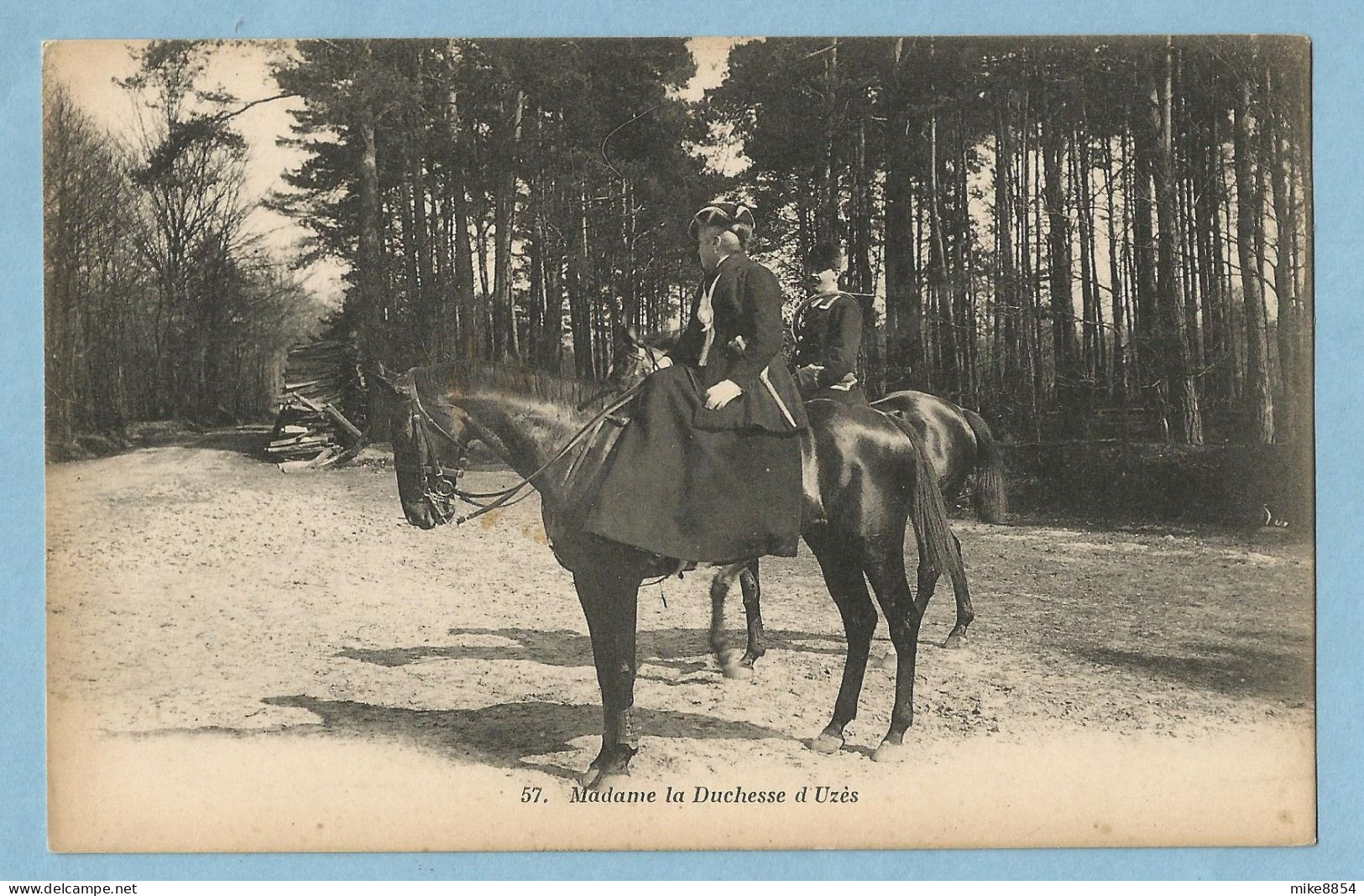 0819  CPA  Madame La Duchesse D'Uzès  à Cheval (Gard)     ++++++++ - Uzès