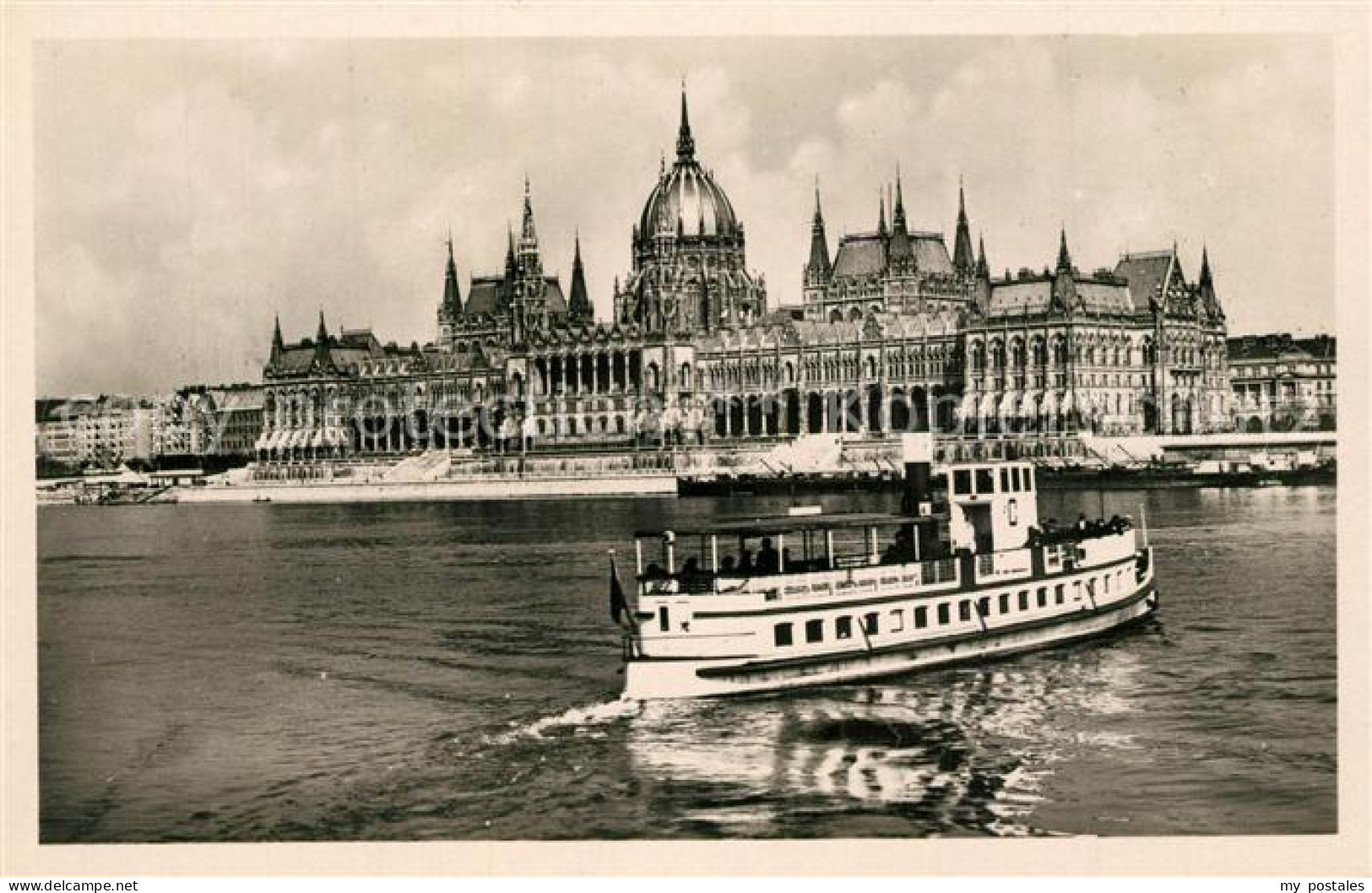 73297945 Budapest Parlament Faehre Budapest - Hongrie