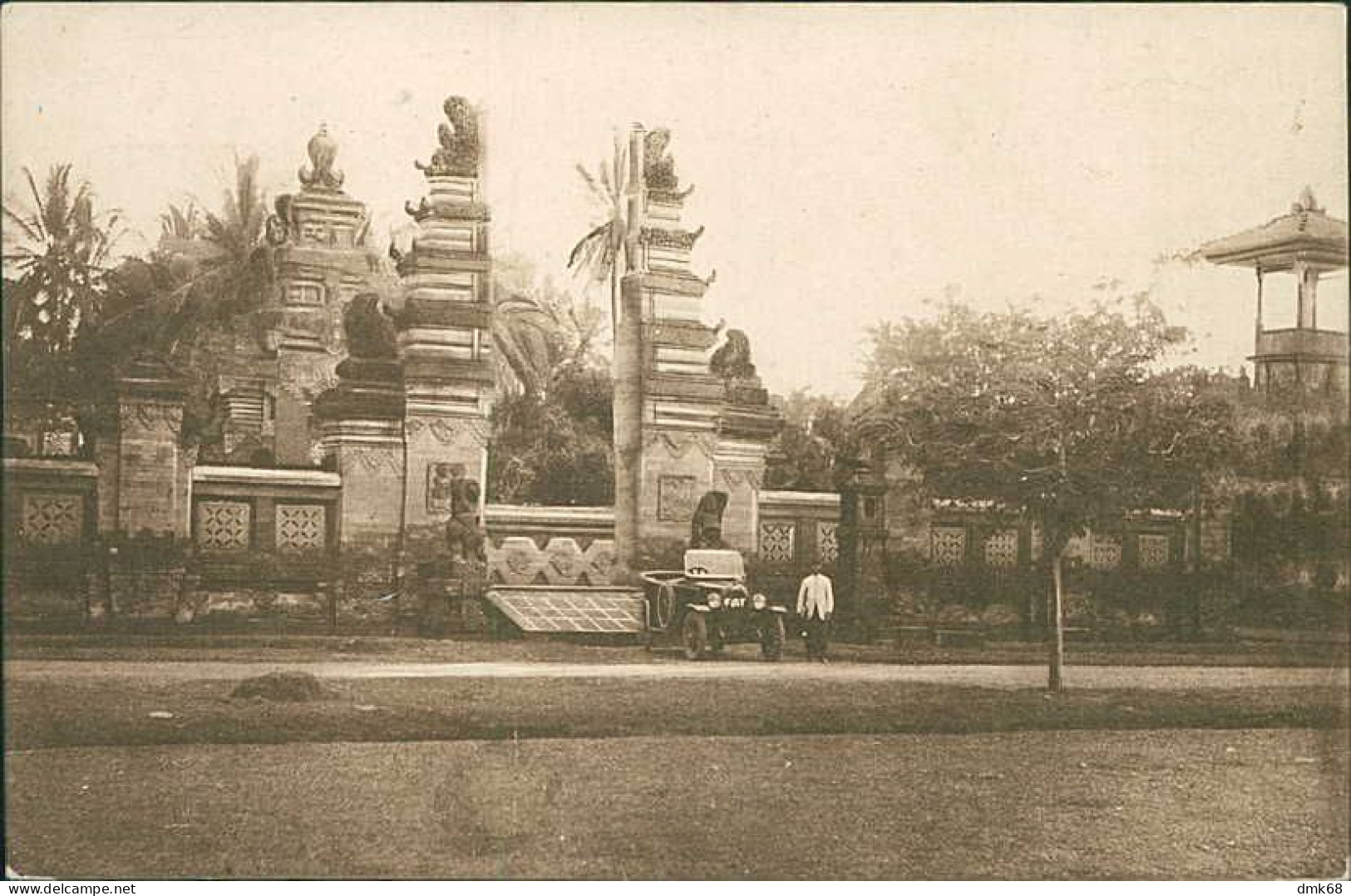 INDONESIA - PRES DE L'ENTREE D'UN TEMPLE A BALI -  ADVERTING POSTCARD - FIAT AUX INDES HOLLANDAISES - 1920s (18349) - Indonesia