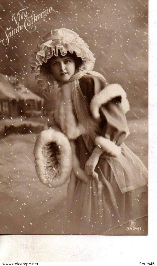 Vraie Photo Très Fine : Jolie Femme Aux Fourrures Sous La Neige - Femmes