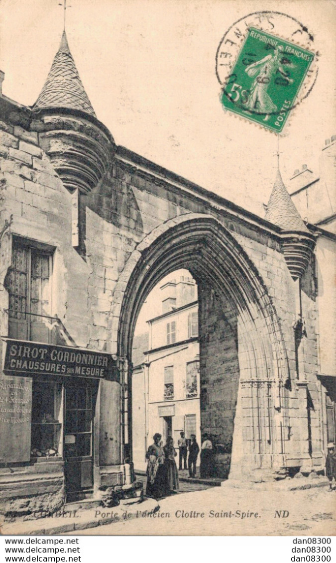 91 CORBEIL PORTE DE L'ANCIEN CLOITRE SAINT SPIRE AVEC UN CORDONNIER - Corbeil Essonnes