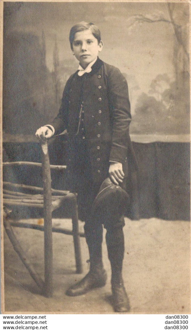 CARTE PHOTO NON IDENTIFIEE REPRESENTANT UN JEUNE HOMME DANS L'UNIFORME DE SON ECOLE CASQUETTE A LA MAIN - Zu Identifizieren