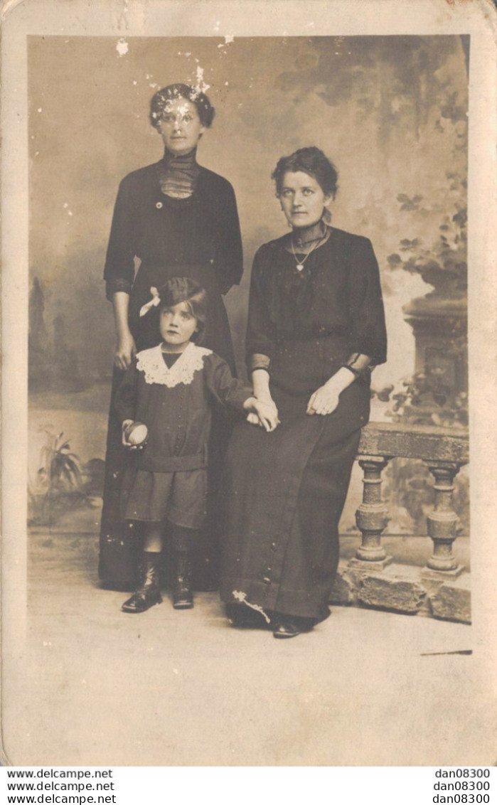 CARTE PHOTO NON IDENTIFIEE REPRESENTANT DEUX FEMMES ET UNE FILLETTE - Te Identificeren