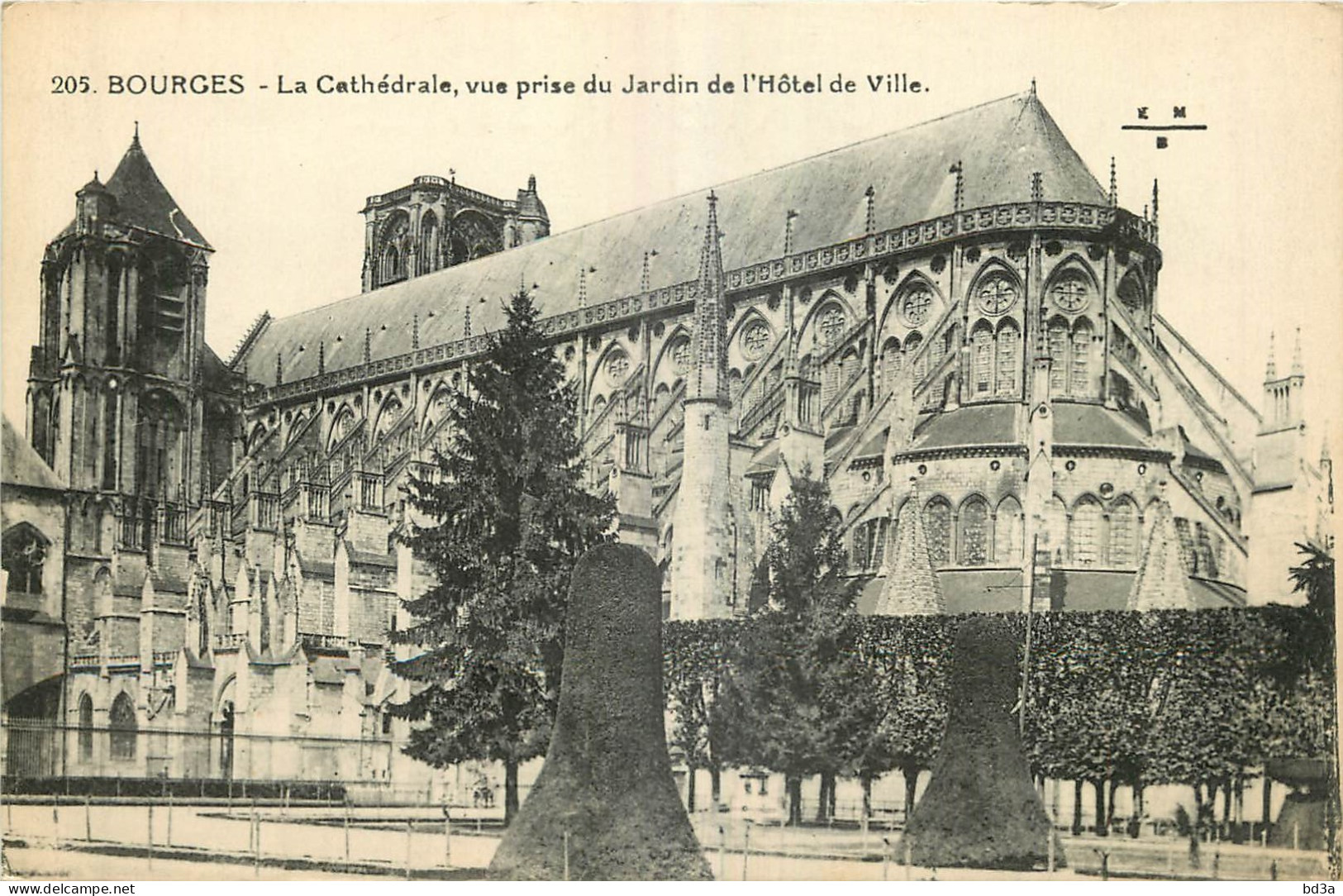 18 - BOURGES -  LA CATHEDRALE VUE PRISE DU JARDIN DE L'HOTEL DE VILLE - Bourges