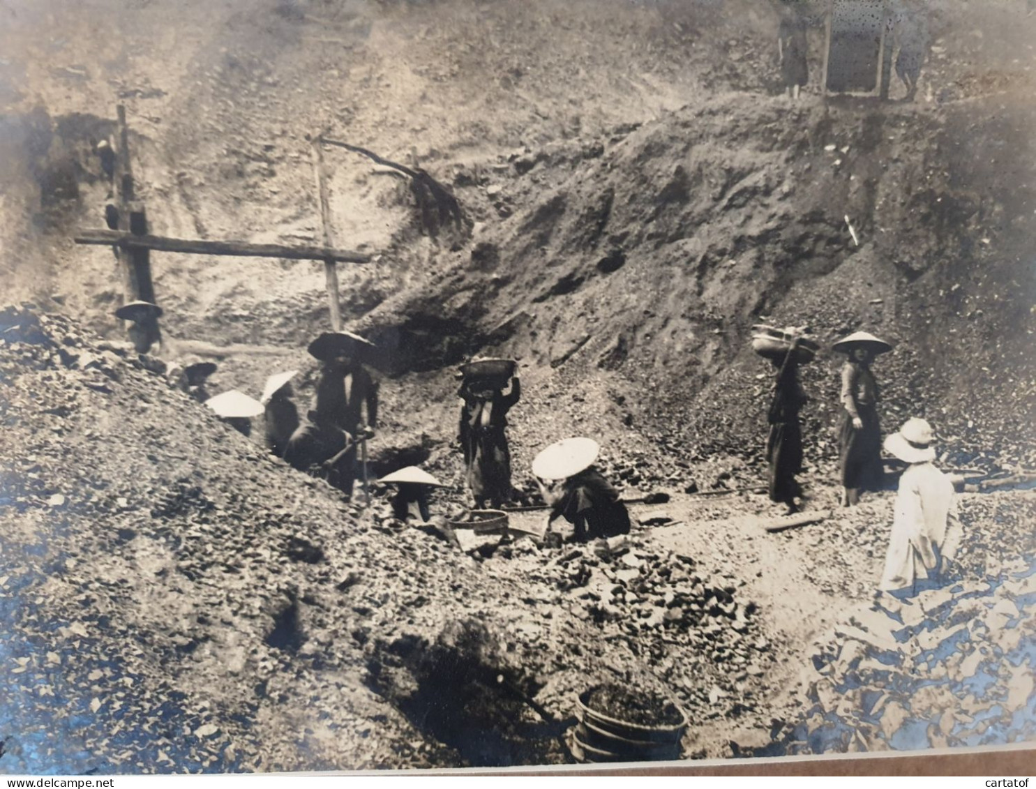 Photo De La Mine René . Charbonnages De YEN-LAP INDOCHINE Reprise D'un Stock à La Sortie Des Anciennes Galeries - Asien