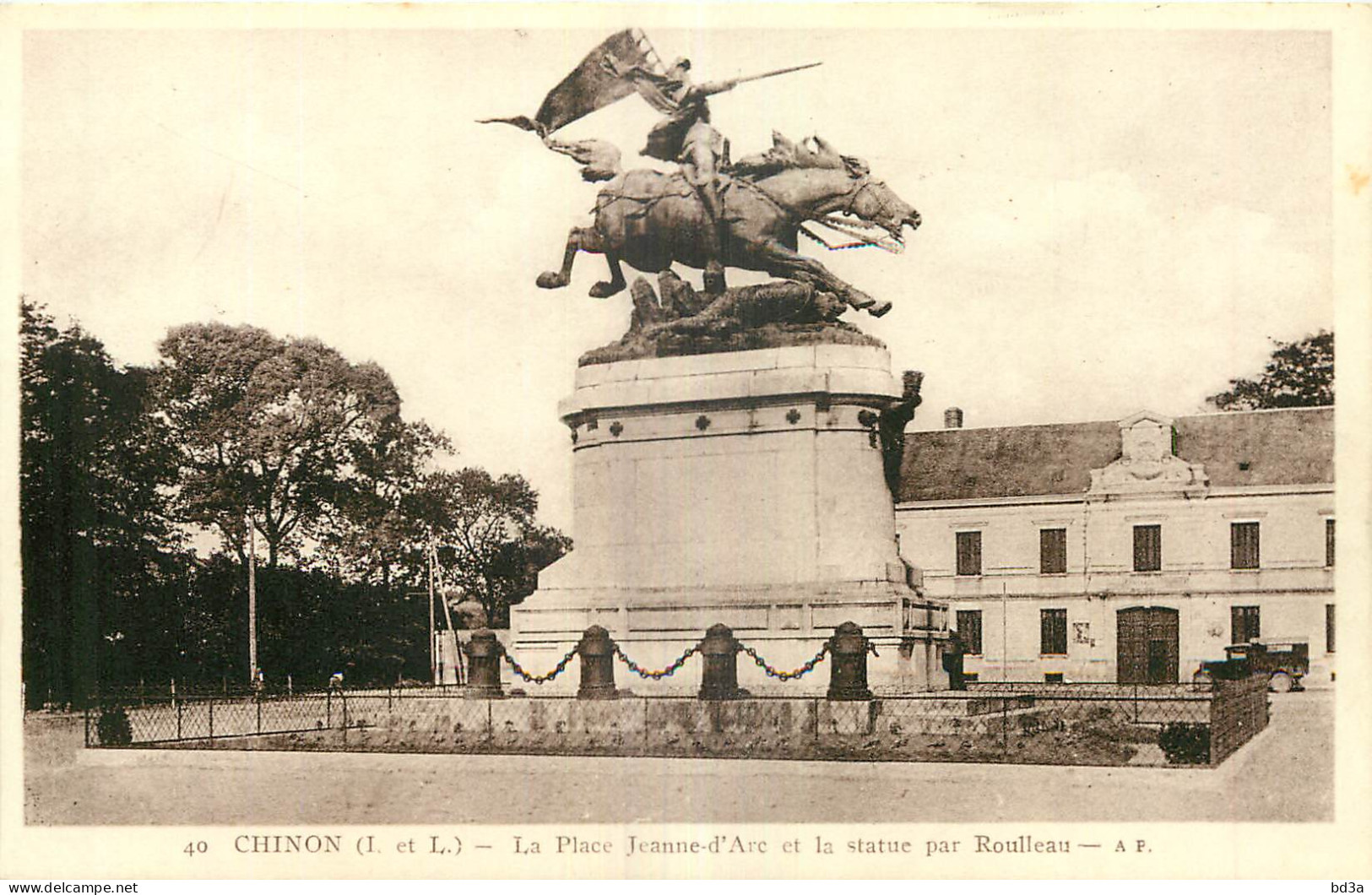 37 - CHINON - LA PLACE JEANNE D'ARC ET LA STATUE PAR ROULLEAU - A.P. - Chinon