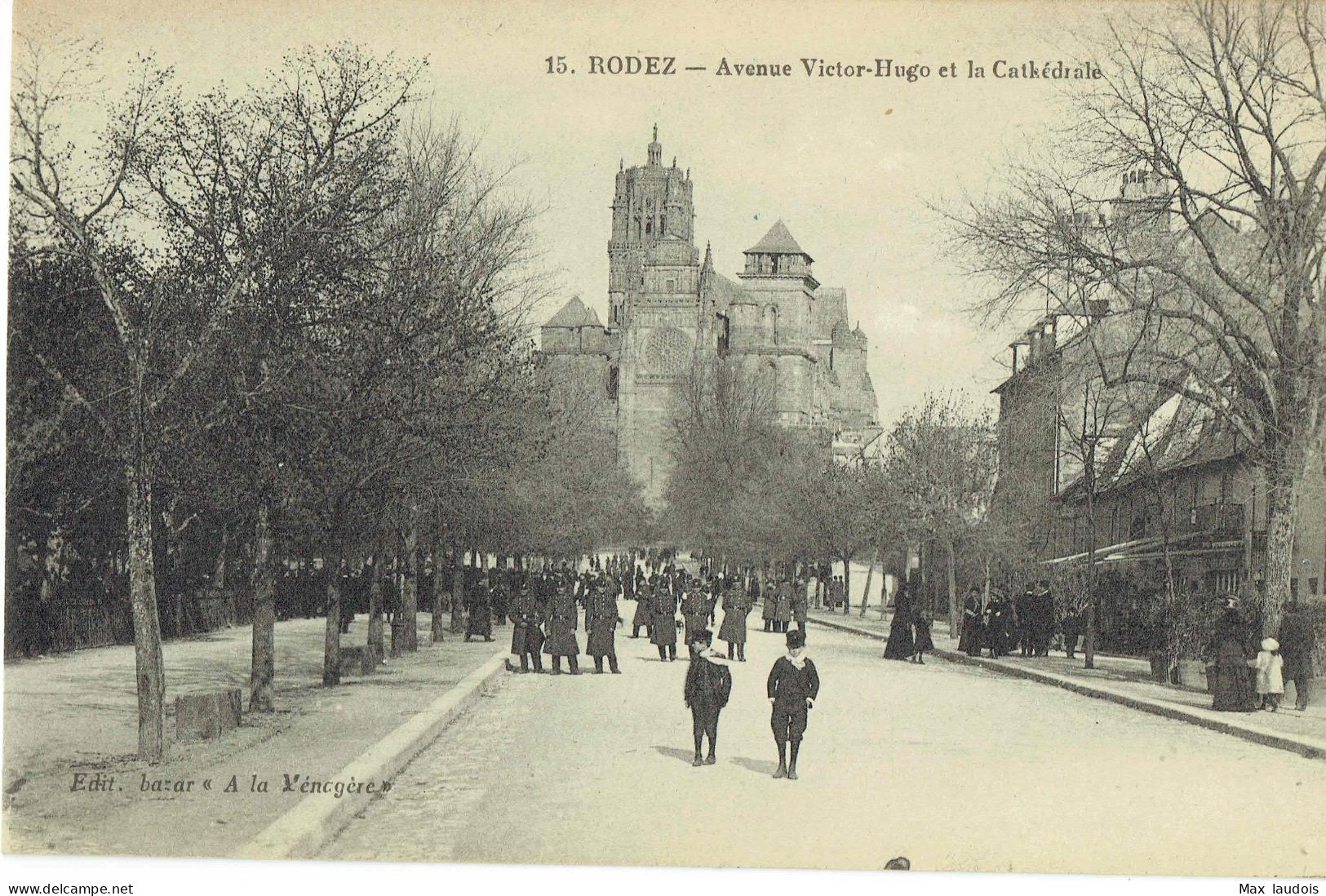 12. Aveyron. Rodez. Avnenue Victor-Hugo Et La Cathédrale - Rodez