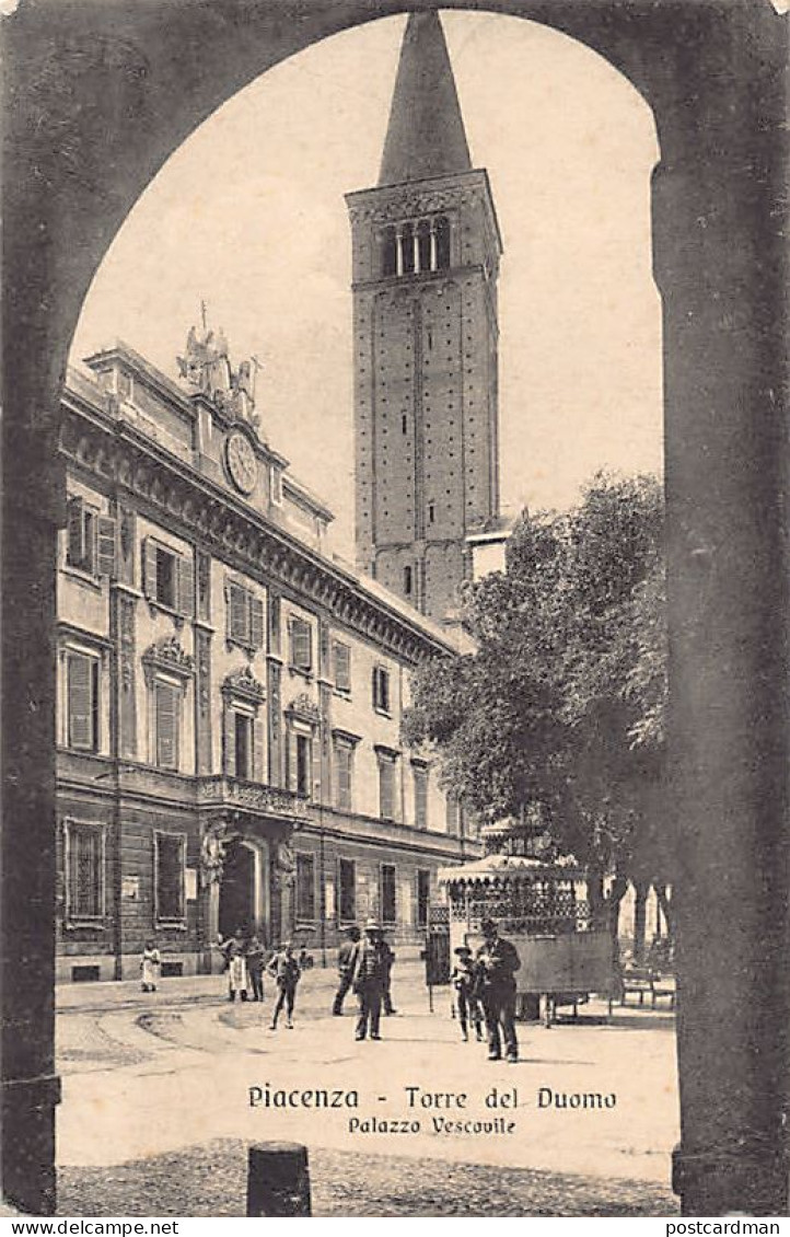 PIACENZA - Torre Del Duomo - Palazzo Vescavile - Orinatoi Pubblici - Piacenza