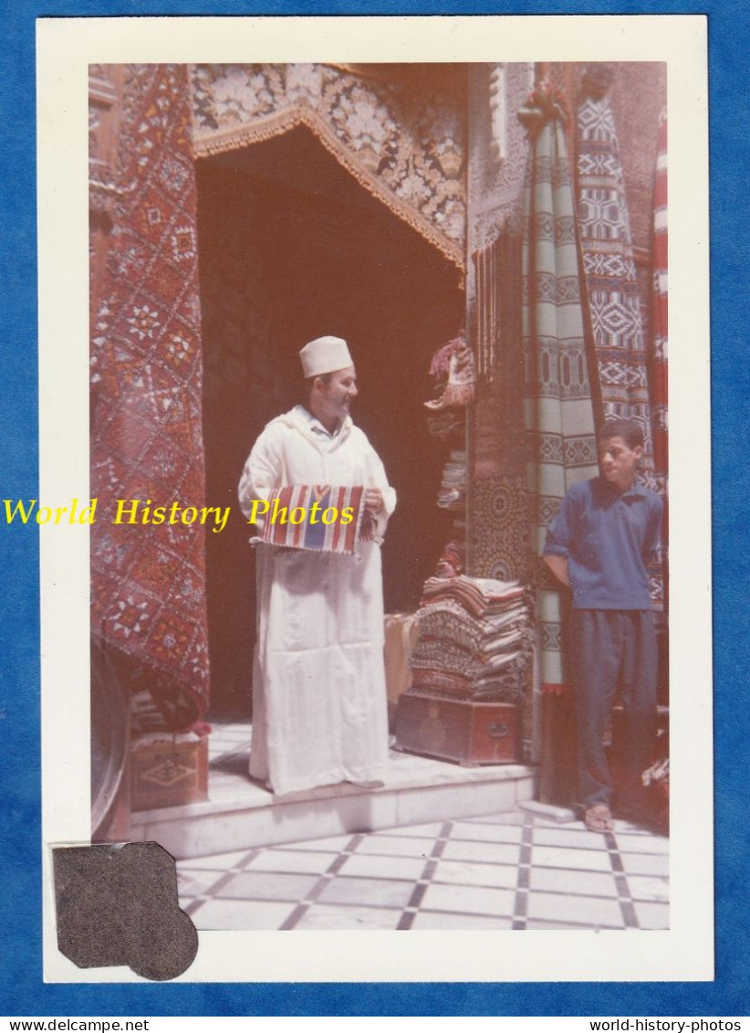 Photo Ancienne Snapshot - FES , Maroc - Homme Habillée En Djellaba - Costume Tapis Folklore Marocain Fez Touriste - Afrique