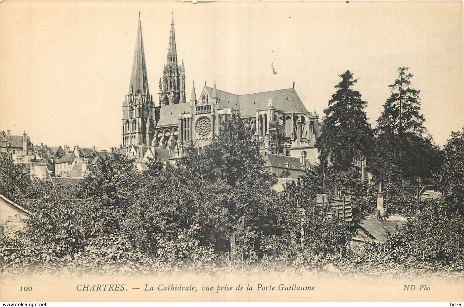 28 - CHARTRES - LA CATHEDRALE VUE PRISE DE LA PORTE GUILLAUME - Chartres