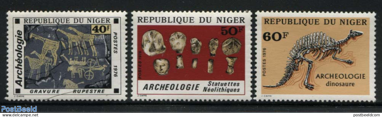 Niger 1976 Archaeology 3v, Mint NH, History - Nature - Archaeology - Giraffe - Prehistoric Animals - Art - Cave Painti.. - Archéologie