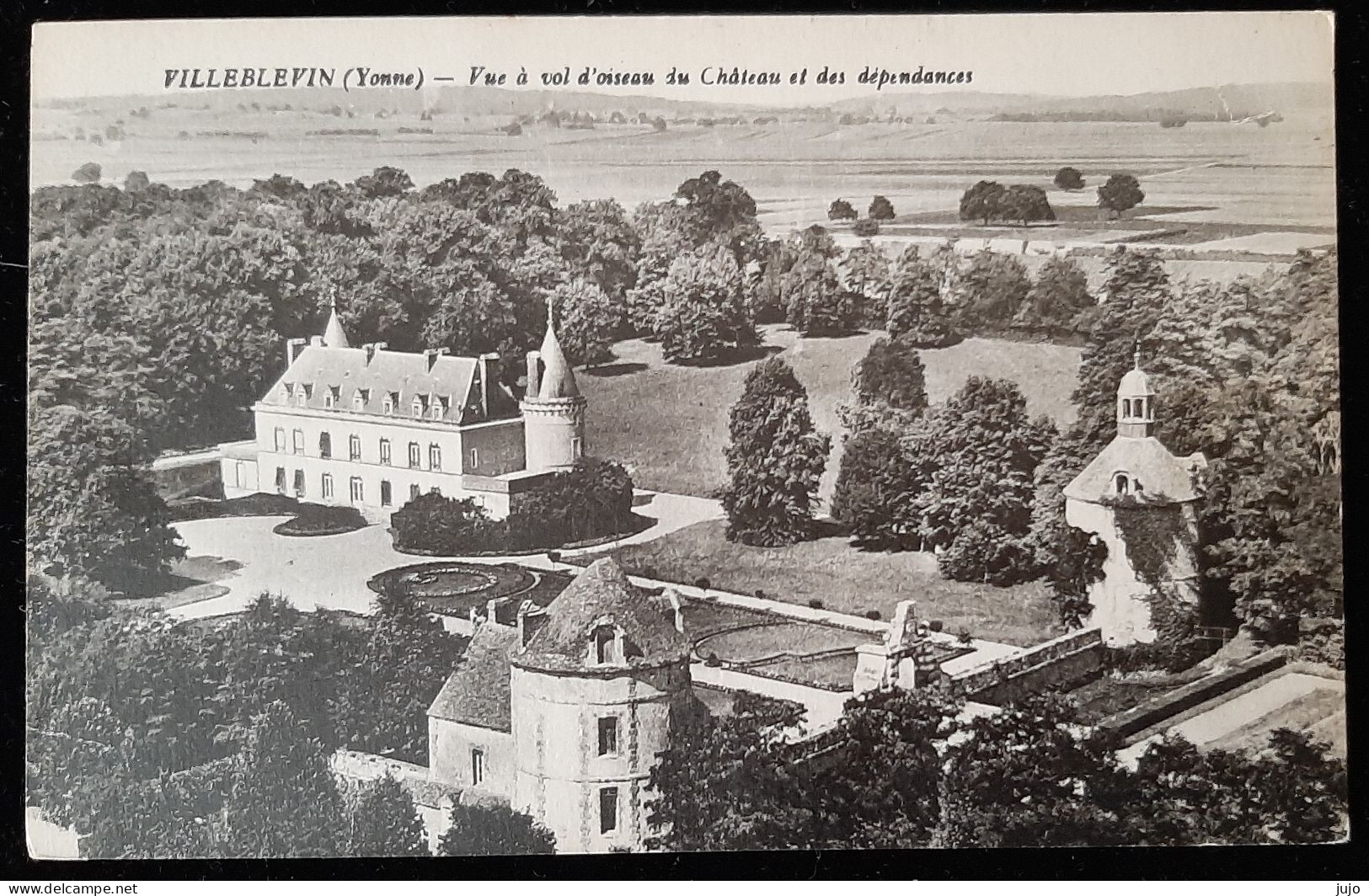 89 - VILLEBLEVIN (Yonne) - Vue à Vol D'oiseau Du Château Et Des Dépendances - Villeblevin