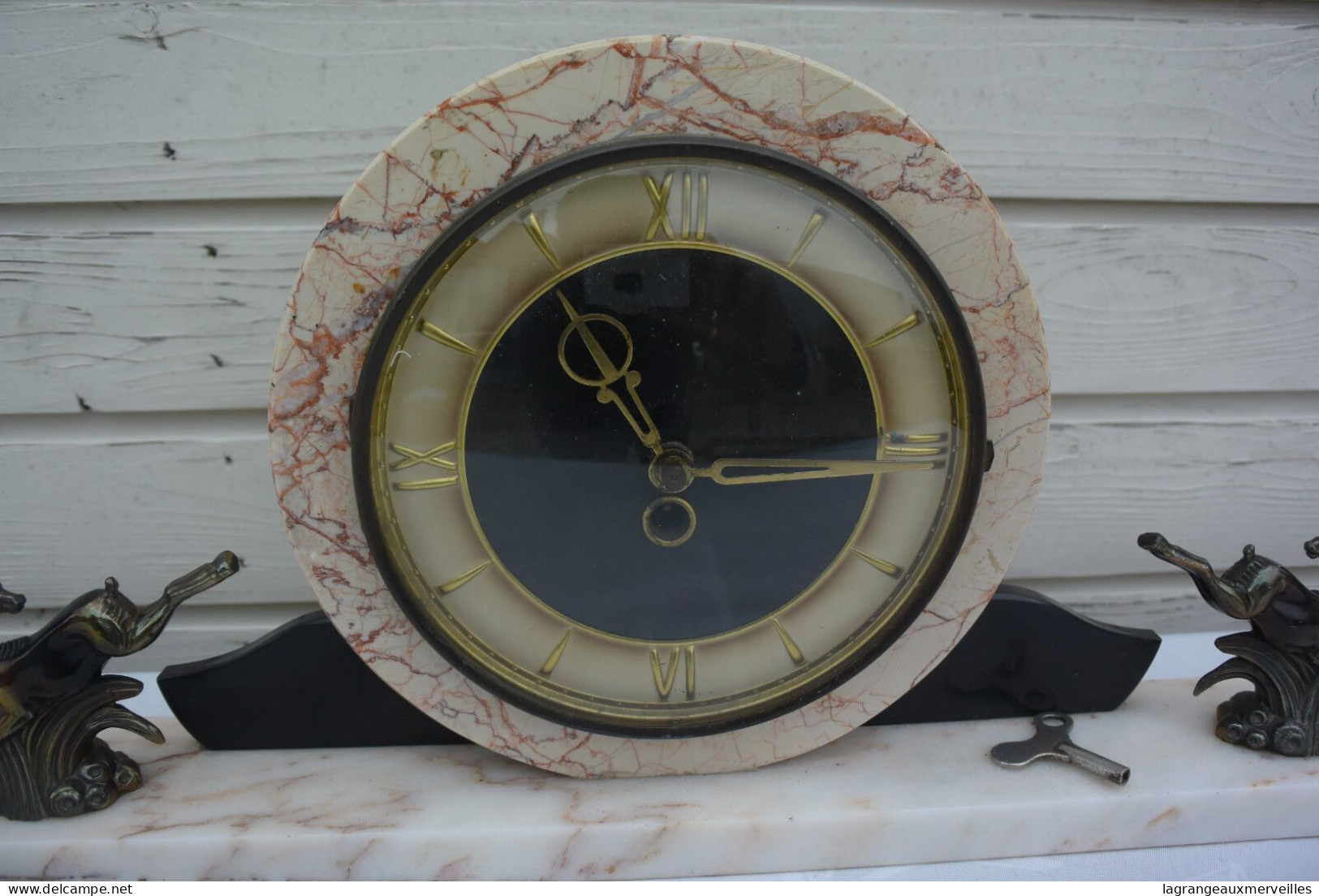 E1 Ancienne Horloge De Cheminée En Marbre Noir Et Rose Old Clock - Wanduhren