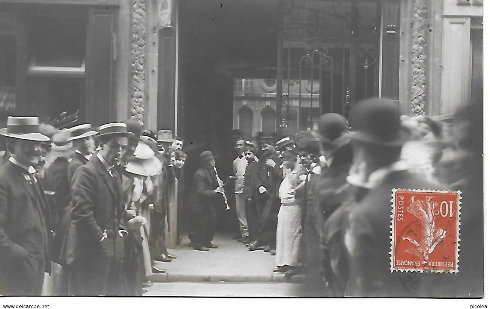 RARE CARTE PHOTO CLOWN JOUANT DE LA CLARINETTE DEVANT LA FOULE BELLE SCENE ANIMEE PROBABLEMENT A PARIS - Cirque