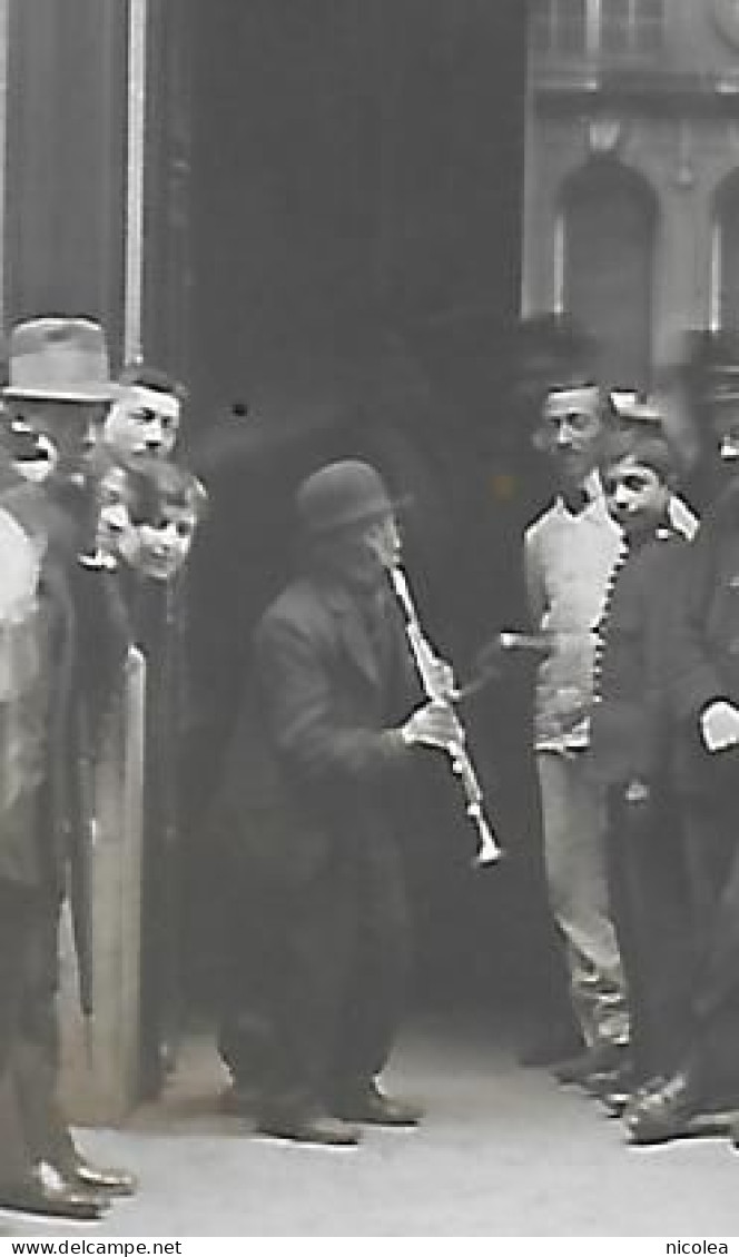 RARE CARTE PHOTO CLOWN JOUANT DE LA CLARINETTE DEVANT LA FOULE BELLE SCENE ANIMEE PROBABLEMENT A PARIS - Circus