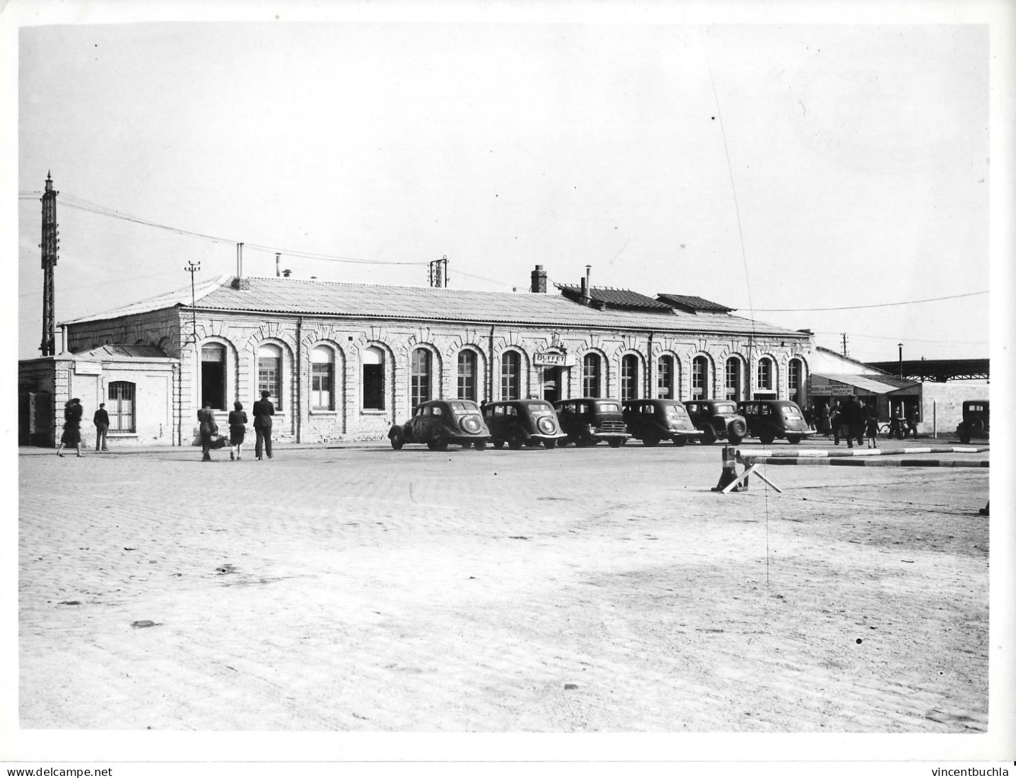 Grande Photo SNCF Gare De Douai Après Reconstruction Seconde Guerre Mondiale WW2 24x18 Cm Animée - Trenes