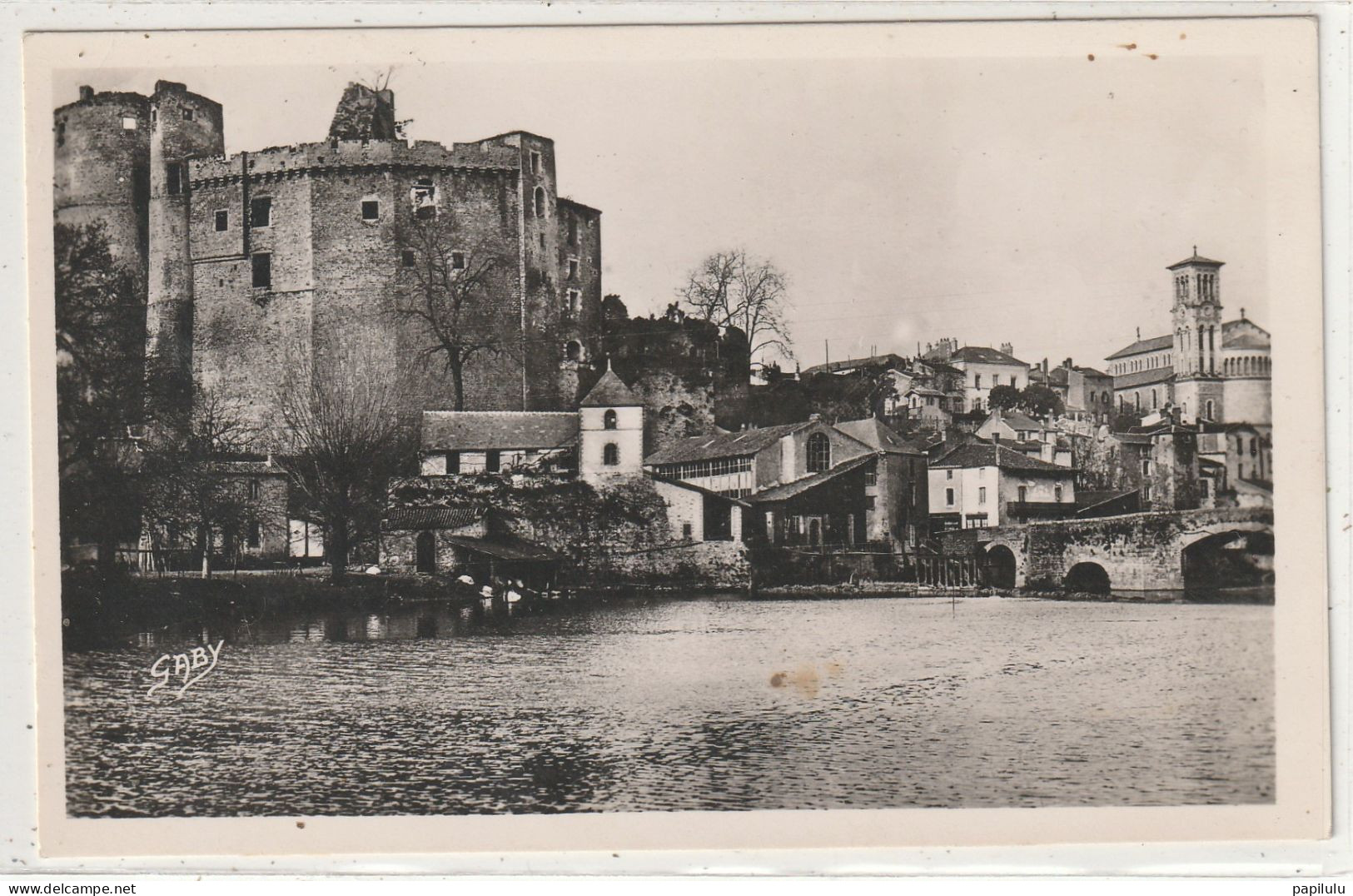 150 DEPT 44 : édit. Artaud Père Et Fils N 39 : Clisson Le Château Et L'église Sur Les Bords De La Sèvre - Clisson