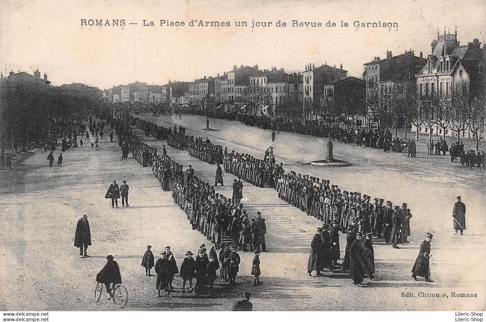 ►ROMANS◄26►CPA◄±1910►LA PLACE D'ARMES UN JOUR DE REVUE DE LA GARNISON◄► ÉDIT. CHIROUZE, ROMANS - Romans Sur Isere