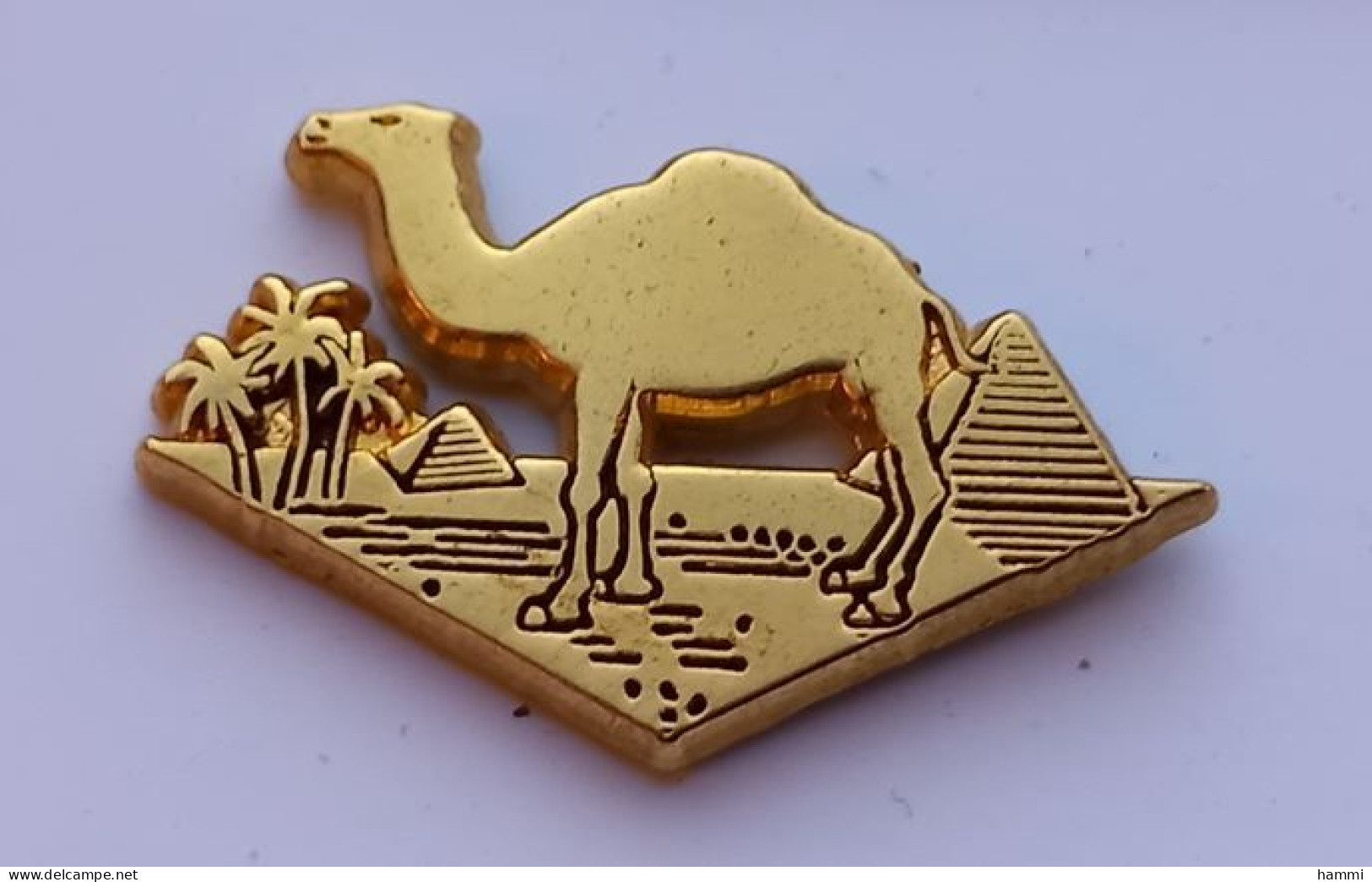 V83 Pin's Doré Tabac Camel Chameau Désert Egypte Pyramide Signé Arthus Bertrand Achat Immédiat - Arthus Bertrand