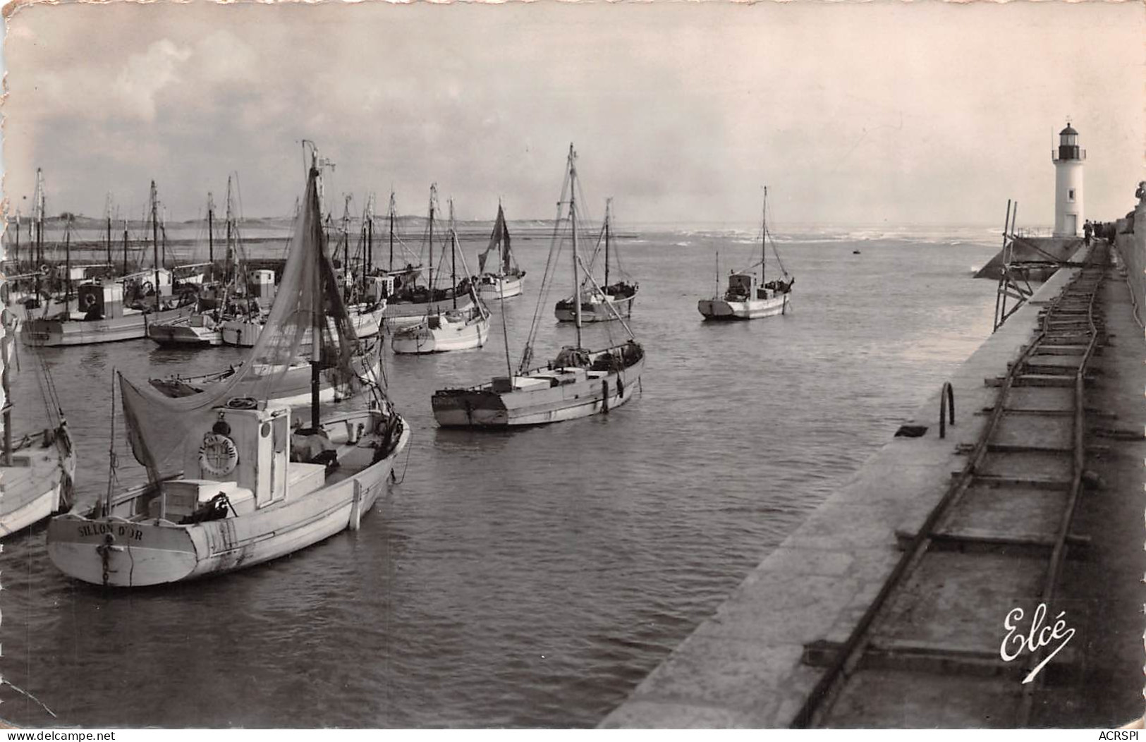 17 île D'Oléron  LA COTINIERE  Le Port Le Phare Et Les Chalutiers  (Scans R/V) N° 39 \MO7001 - Saint-Pierre-d'Oleron