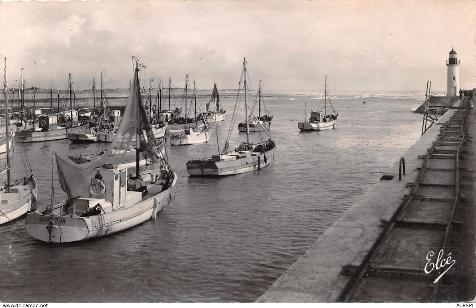 17 île D'Oléron  LA COTINIERE  Le Port Le Phare Et Les Chalutiers  (Scans R/V) N° 40 \MO7001 - Saint-Pierre-d'Oleron