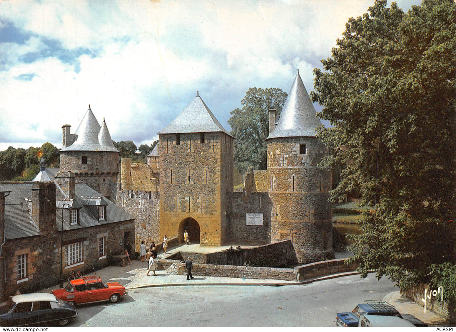 35 FOUGERES Entrée Du Chateau  Carte Vierge Non Circulé (Scan R/V )n° 66 \MO7026 - Fougeres