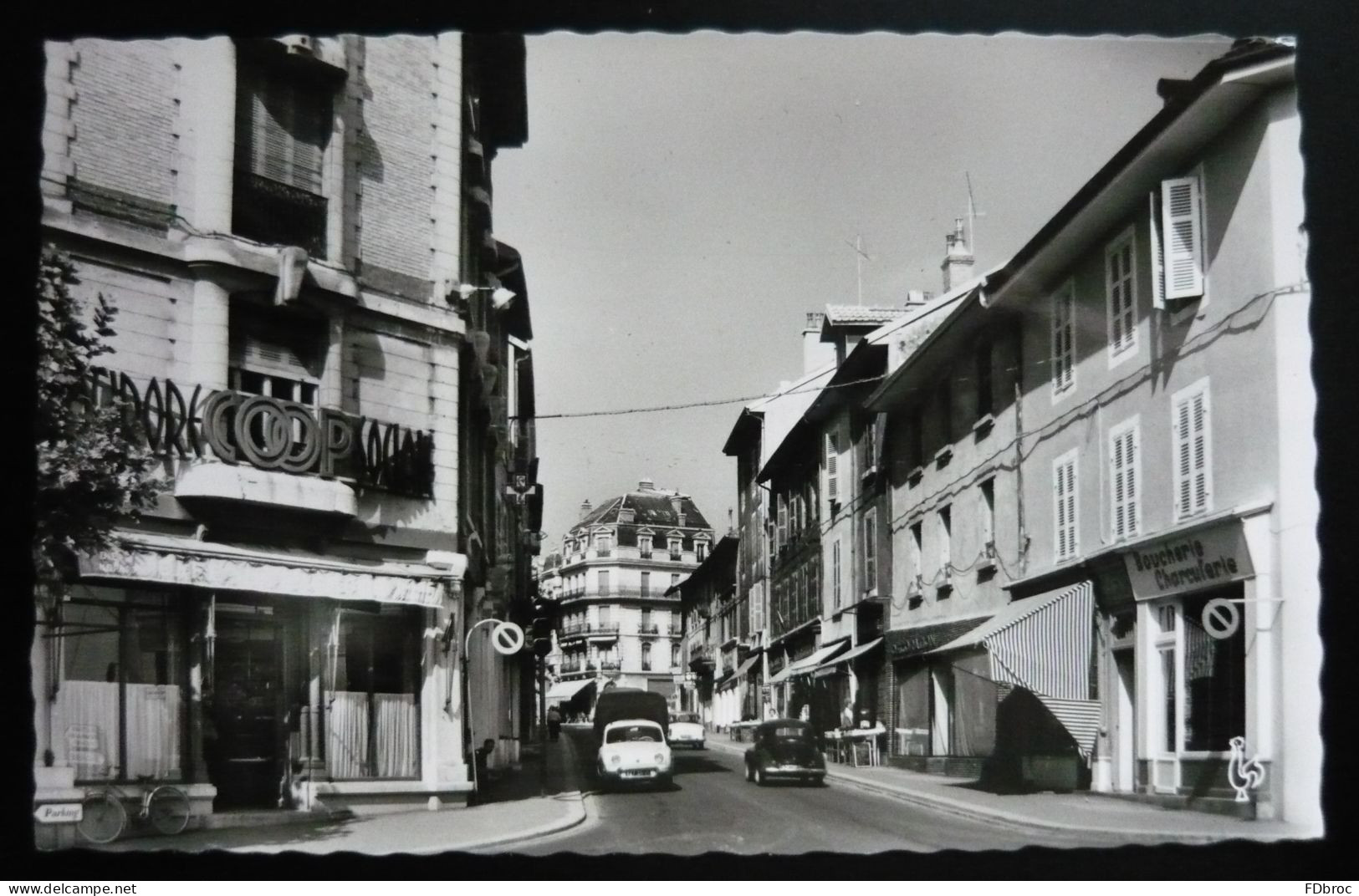 01 OYONNAX  Rue Anatole-France ( Devant La COOP - Renault Dauphie Et 4 CV ) Cpsm - Oyonnax