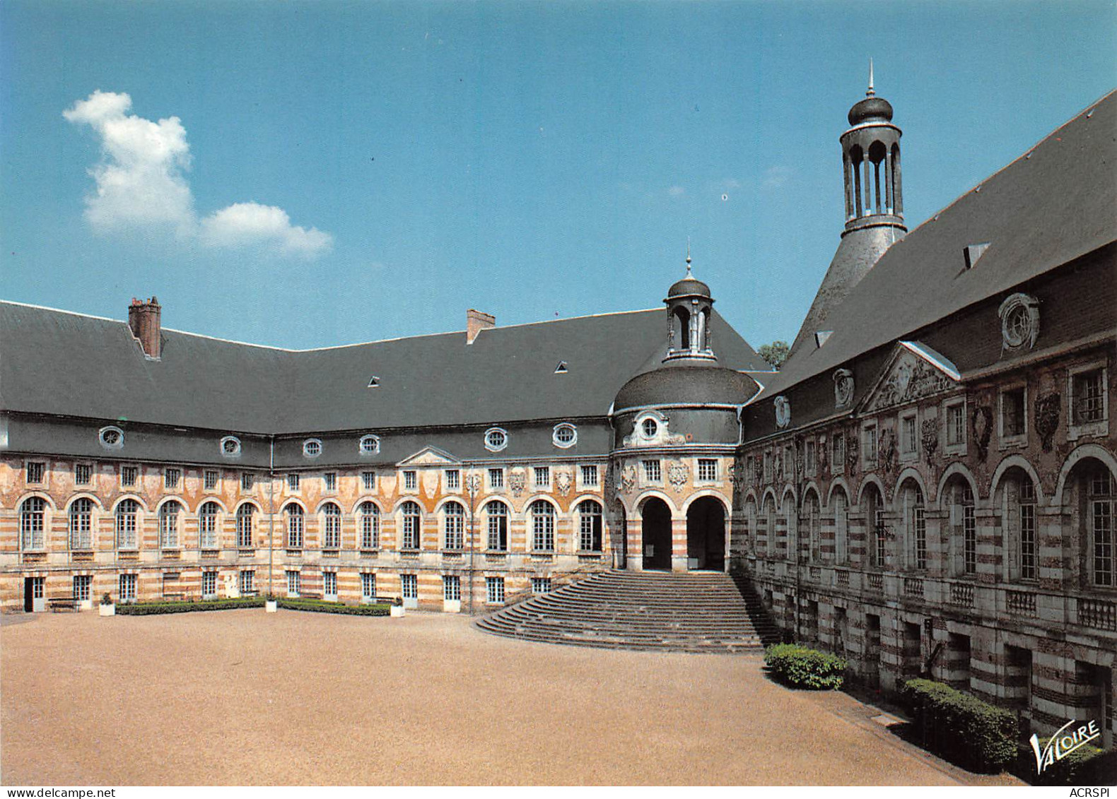89 SAINT FARGEAU Le Chateau La Cour D'honneur  Non Circulé éditions Valoire (Scans R/V) N° 57 \MO7045 - Saint Fargeau