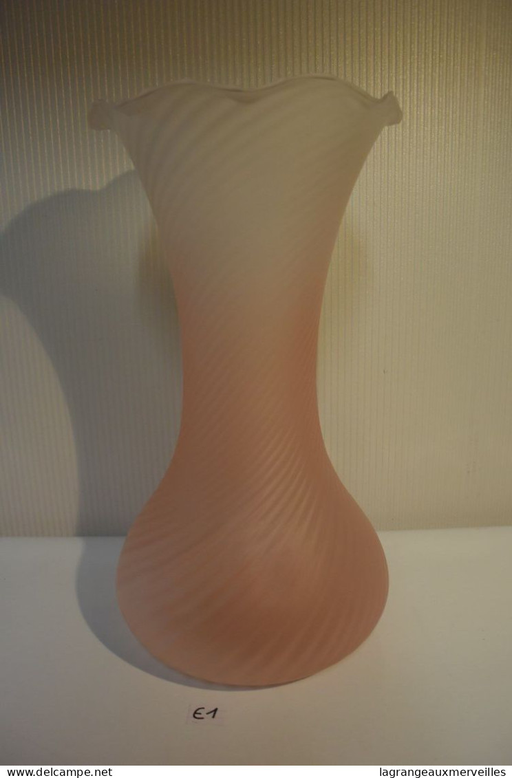 E1 Ancien Vase En Opaline - Couleur Rose - Vases