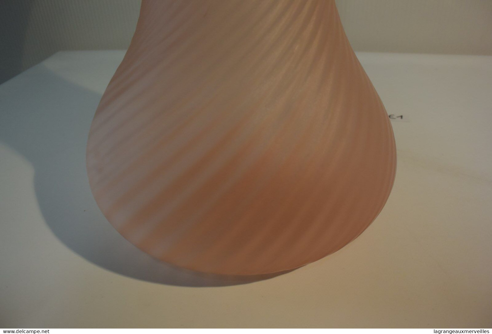 E1 Ancien Vase En Opaline - Couleur Rose - Vazen