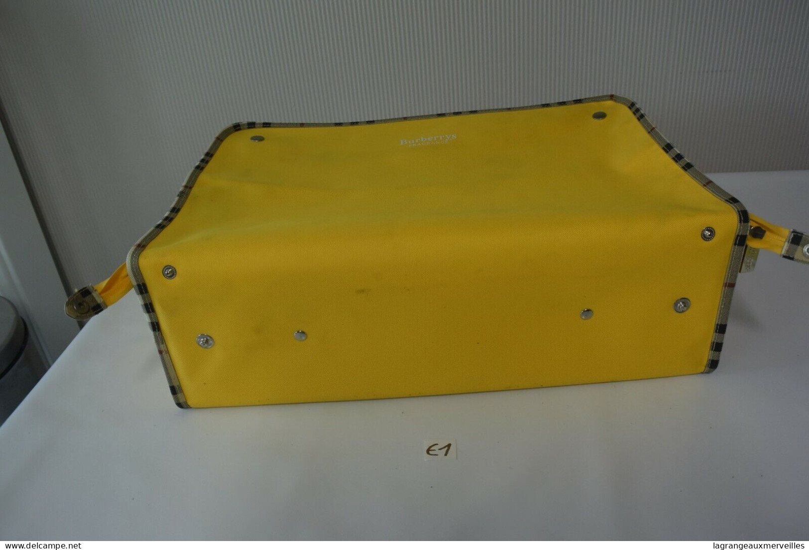 E1 Ancienne valise jaune - Burberrys Fragnance - Rare
