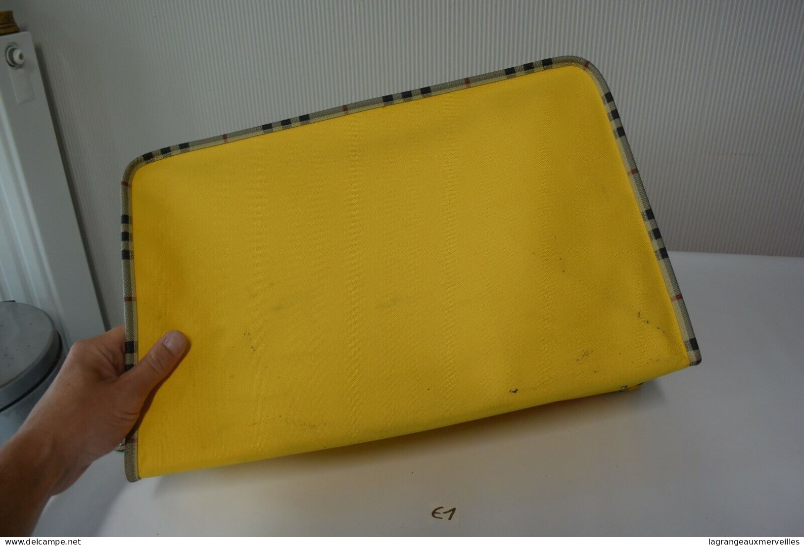 E1 Ancienne valise jaune - Burberrys Fragnance - Rare
