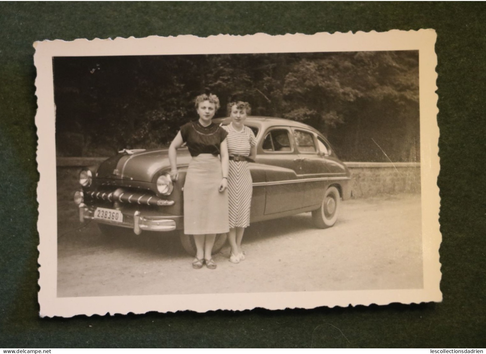 Photo Originale Format  8,5 X 6 Cm Voiture Et Jeunes Femmes 1952 - Old Car Oude Auto - Automobili