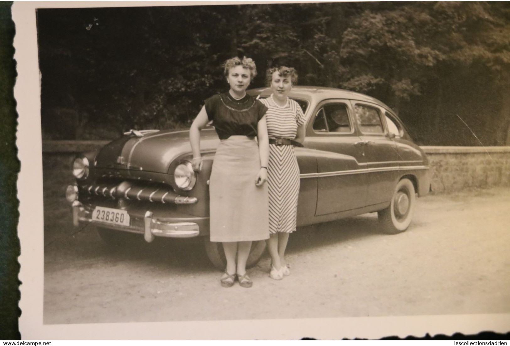 Photo Originale Format  8,5 X 6 Cm Voiture Et Jeunes Femmes 1952 - Old Car Oude Auto - Automobili