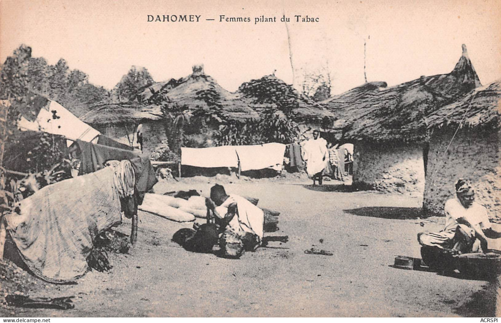 BENIN Ex Dahomey Femme Pilant Du Tabac Carte Vierge Non Voyagé TOBACO (Scans R/V) N° 44 \MP7110 - Benin
