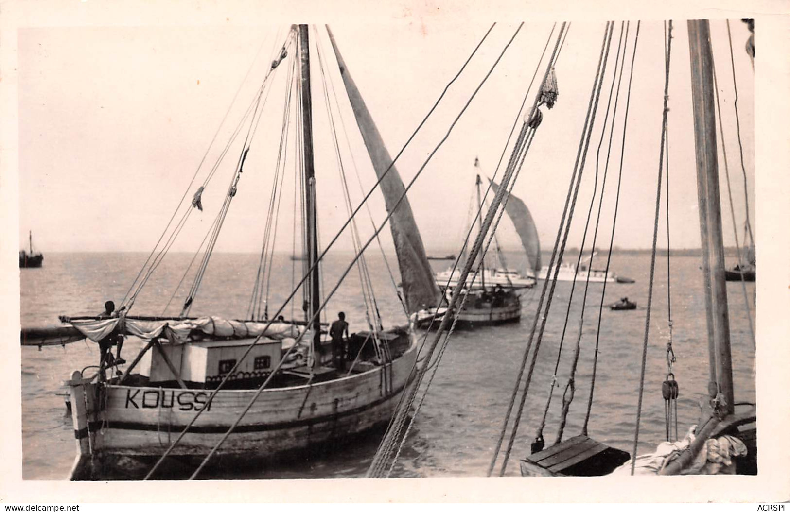 GUINEE  CONAKRY Le KOUSSY Bâteau De Pêche Indigènes édition REYNES Dos Vierge Non Circulé (Scan R/V) N° 77 \MP7132 - French Guinea