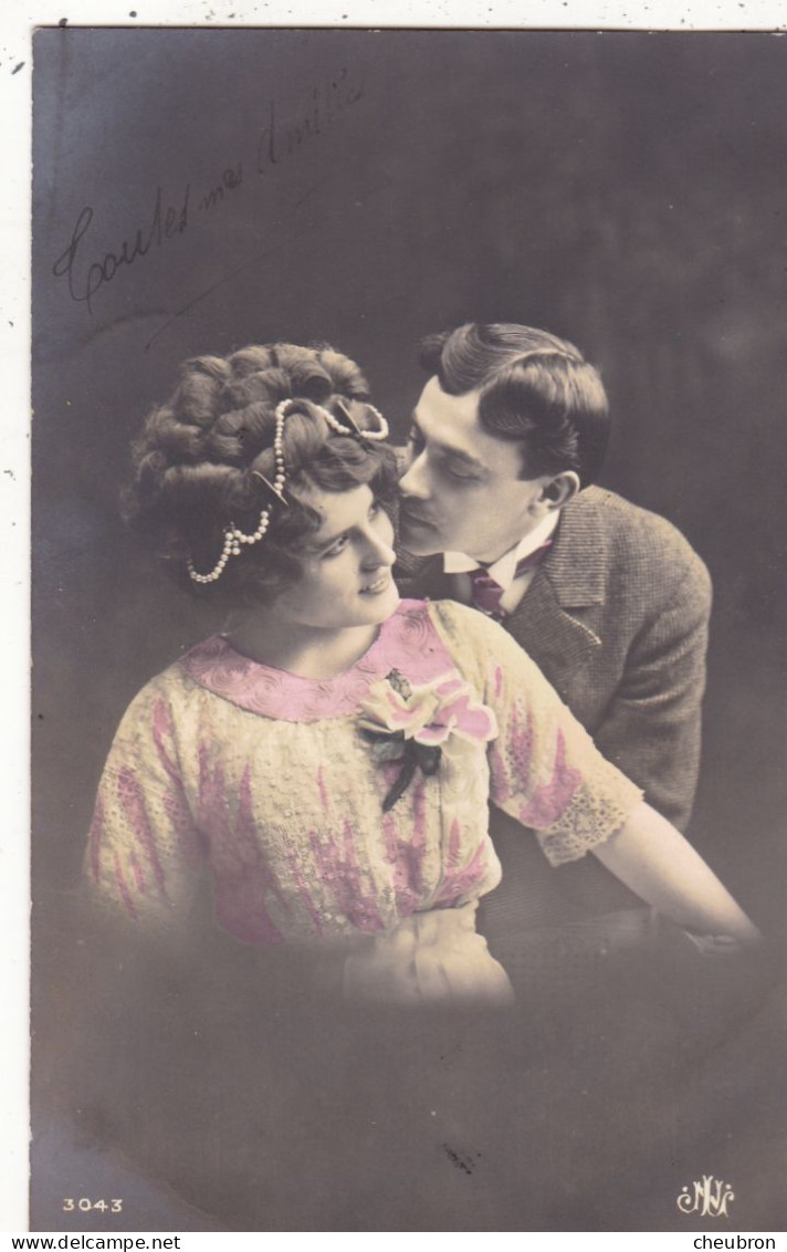 COUPLES.. CPA COLORISATION FINE. COUPLE .ELEGANCE. MODE.COIFFURES. + TEXTE ENVOYE DE TIGNE (49) ANNEE 1911 - Couples