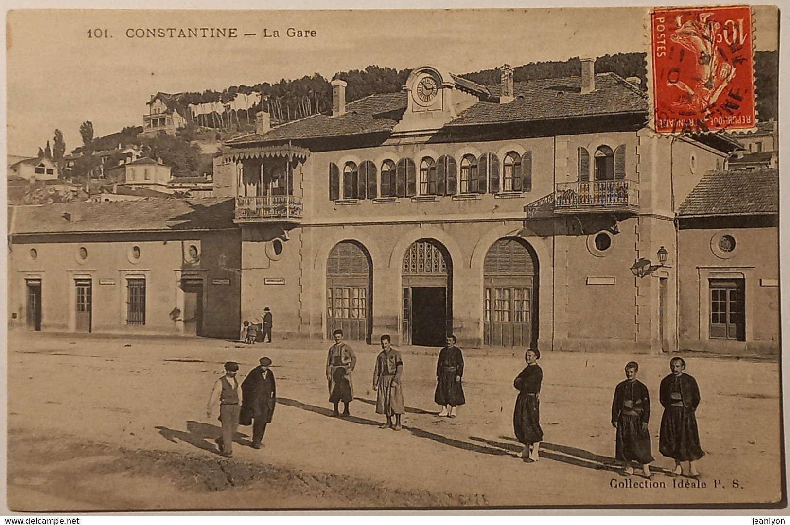 CONSTANTINE (Algérie) - Gare - Animation / Nombreux Passants Devant Le Batiment - Konstantinopel
