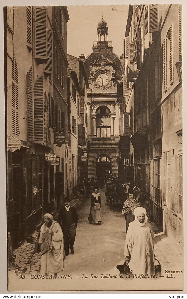 CONSTANTINE (Algérie) - Rue Leblanc / Préfecture / Enseignes : Hotel Fin Goumet , Chocolat Menier / Nombreux Passants - Konstantinopel