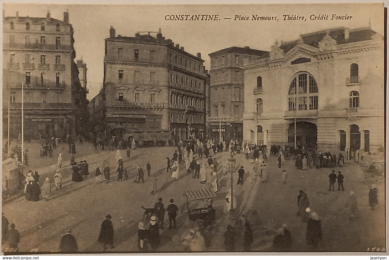 CONSTANTINE (Algérie) - Place Nemours - Théatre - Crédit Foncier - Nombreux Passants - Konstantinopel