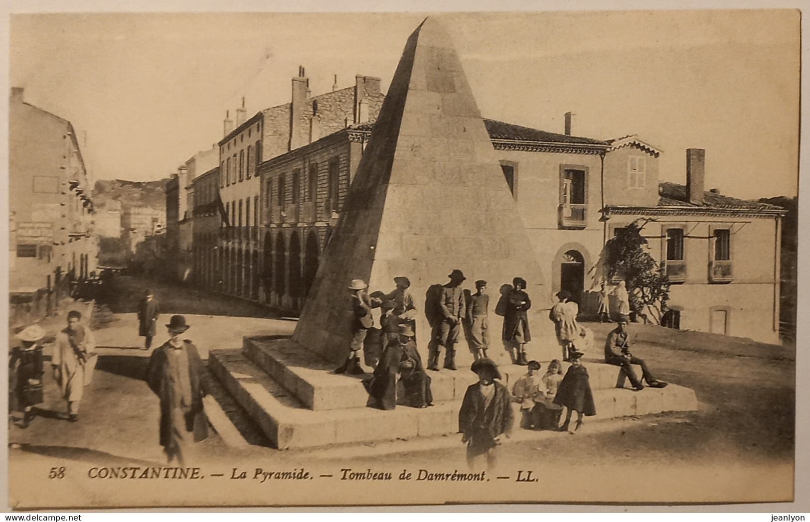 CONSTANTINE (Algérie) - Pyramide - Tombeau De Damrémont - Animation Avec Nombreux Passants - Konstantinopel