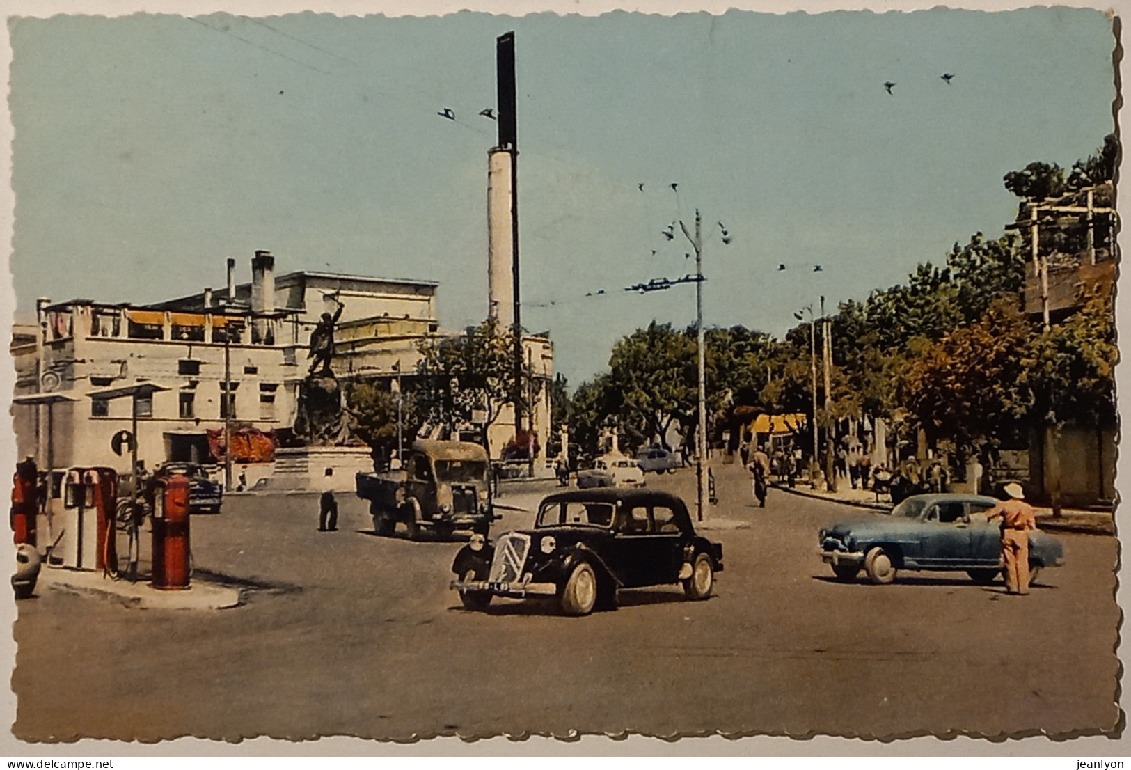 CONSTANTINE (Algérie) - Place Lamoricière - Voiture CITROEN Et Autres Véhicules - Pompe à Essence  - Constantine