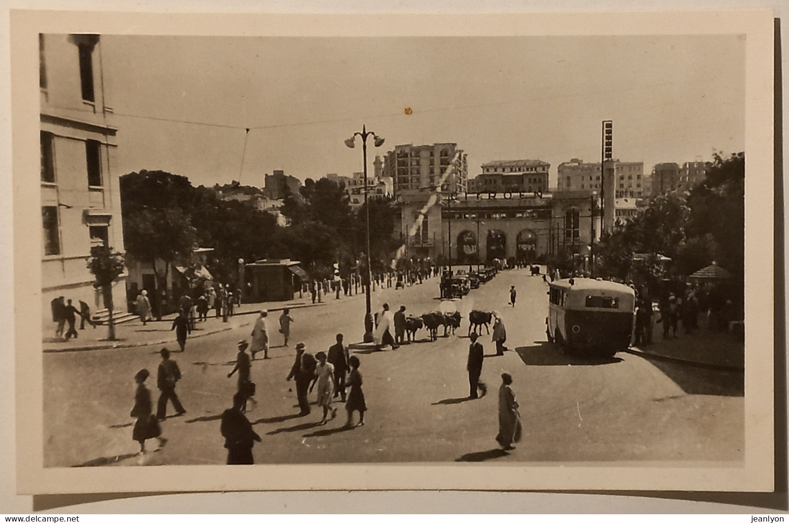 CONSTANTINE (Algérie) - Avenue Pierre Liagre - Autocar - Batiment CITROEN - Nombreux Passants - Konstantinopel