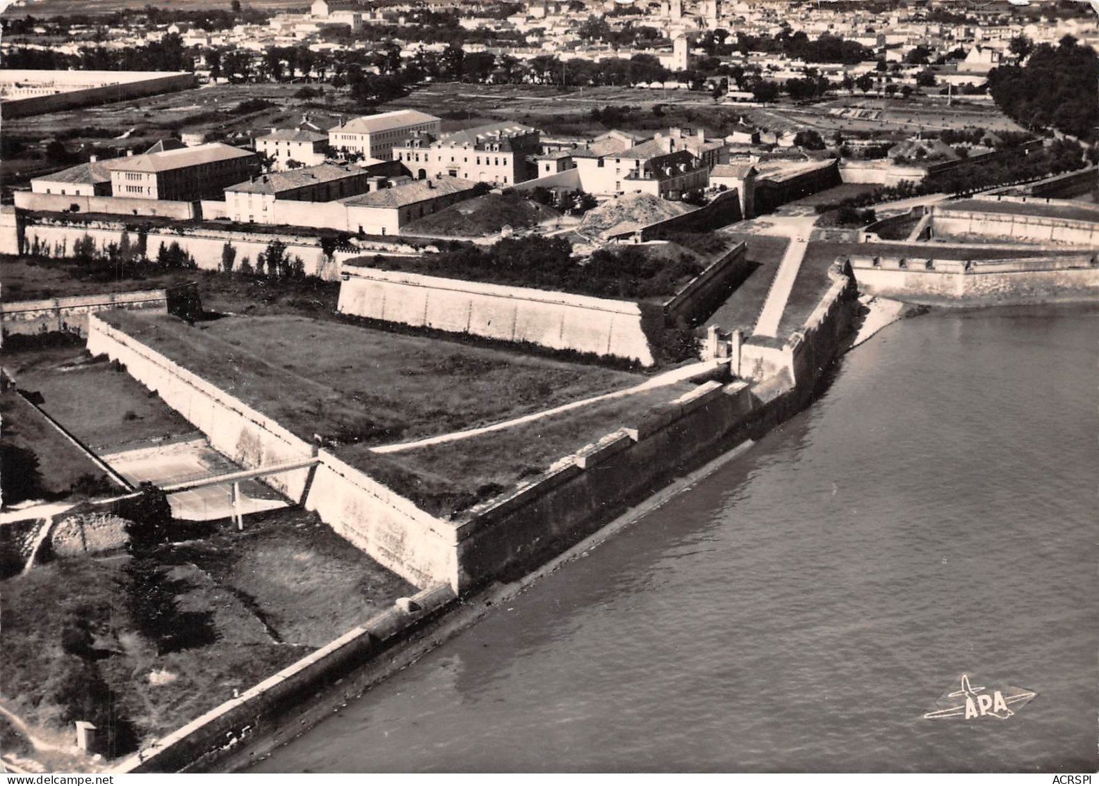 17 île De Ré SAINT-MARTIN-DE-RÉ   Pénitencier Passerelle Sur Les Douves (Scan R/V) N°71 \MP7144 - Saint-Martin-de-Ré