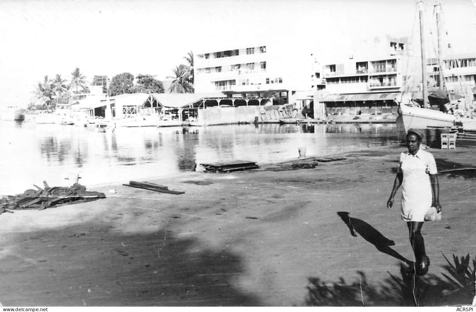 GABON  LIBREVILLE Le Port Bld De L'indépendance  (Scan R/V) N° 22 \MP7164 - Gabon