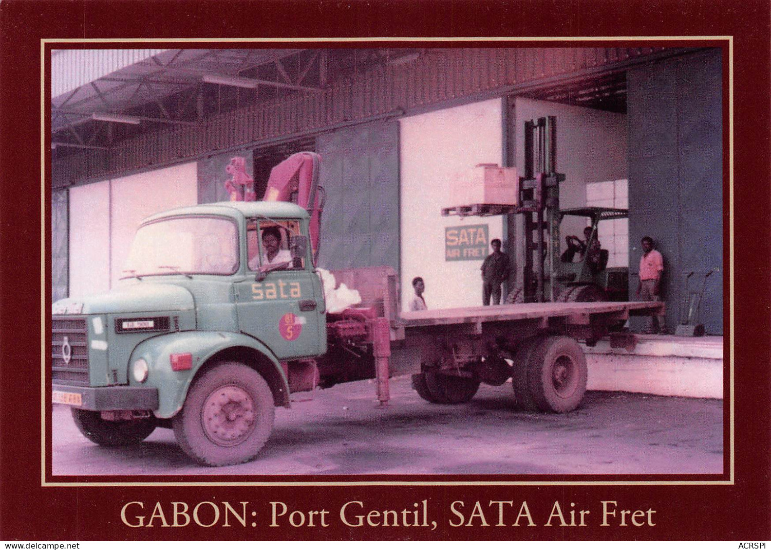 Gabon PORT-GENTIL Chargement Du Berliet Plateau à La Zone De Fret De L'Aéroport (Scan R/V) N° 31 \MP7166 - Gabon