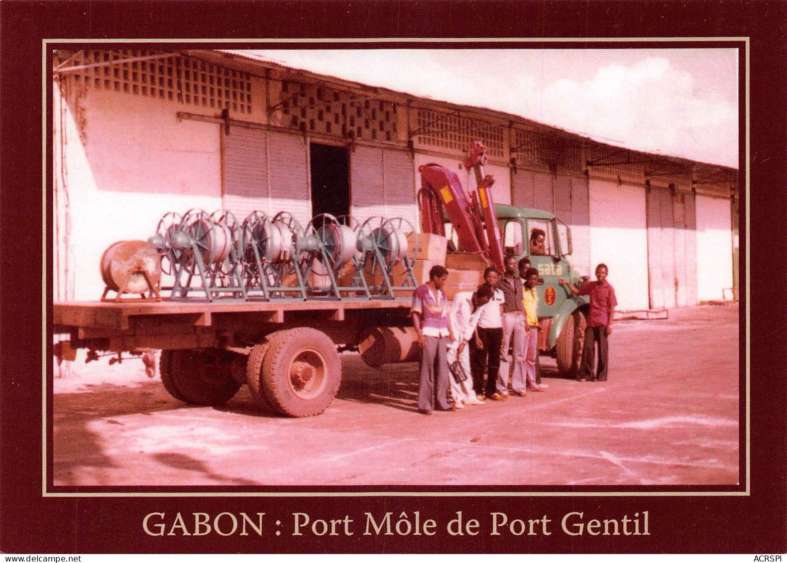 Gabon PORT-GENTIL Port Môle Chargement Du Berliet Plateau De SATA Air Fret (Scan R/V) N° 33 \MP7166 - Gabon