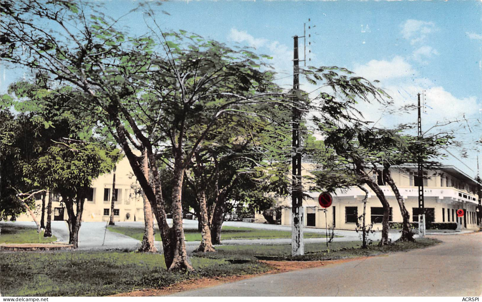 CAMEROUN  DOUALA  La (banque) B.N.C.I. Et Chambre Du Commerce édition Remond    (Scan R/V) N° 24 \MP7170 - Cameroun