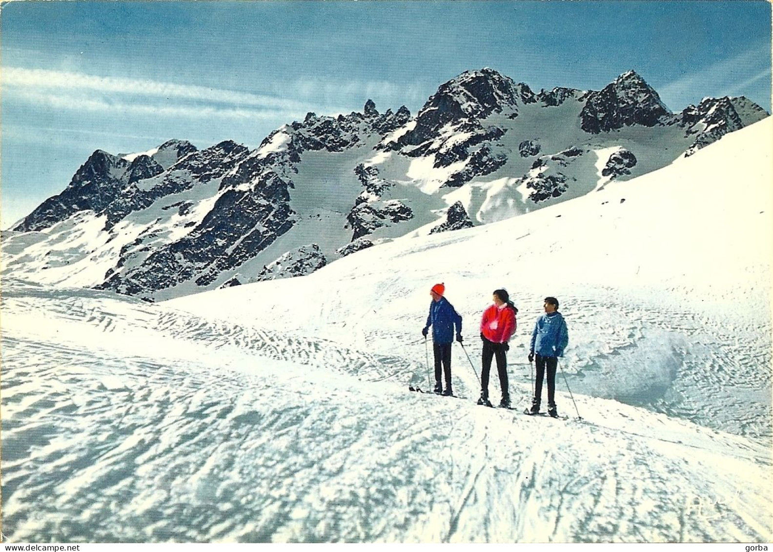 *CPM - 05 - SERRE CHEVALIER - Le Col Méa, Les Pistes De Ski, Le Massif Du Pelvoux, Skieurs - Serre Chevalier