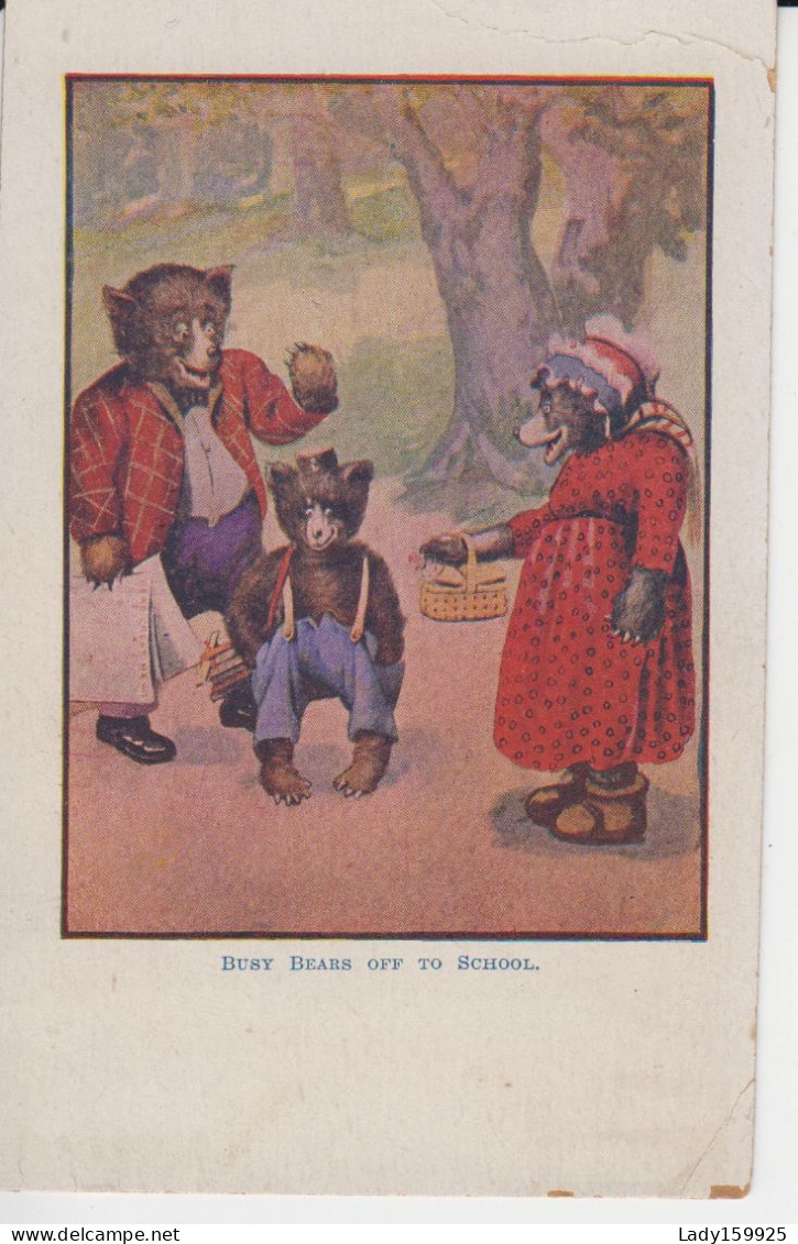 Busy Bears Off To School Family  Bag Full Of Books, Little Hat. Parents Très Fier Boite à Lunch Enfant Bretelles - Animaux Habillés